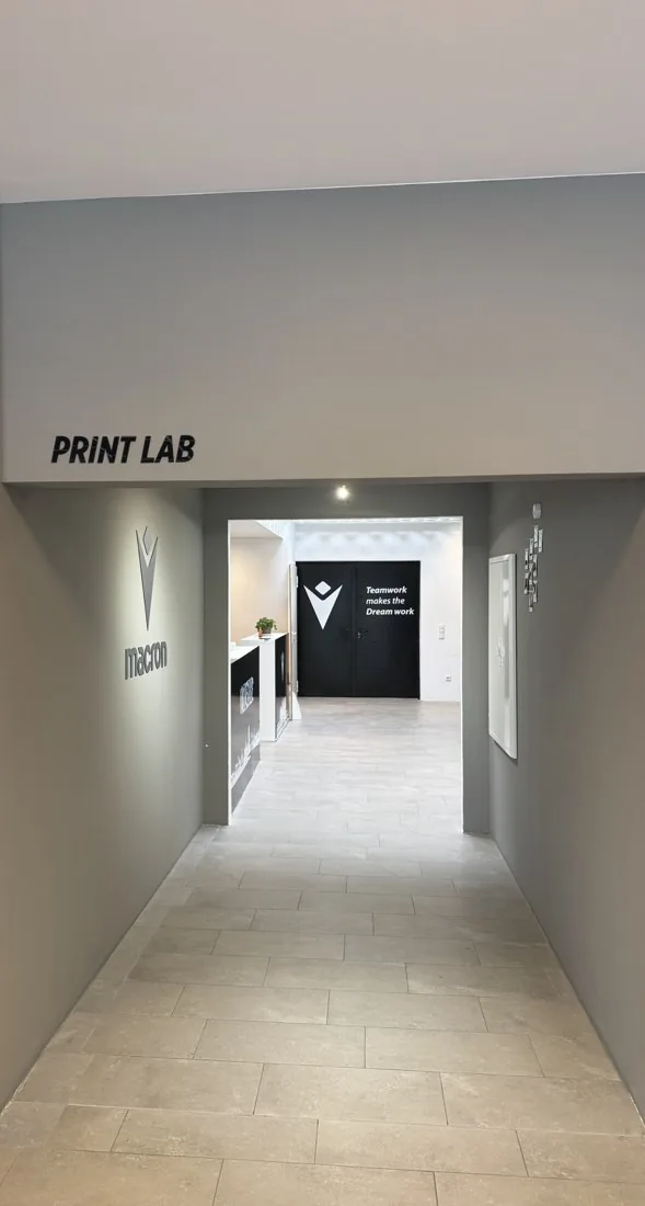Macron Sports Hub — Print Lab Eingang