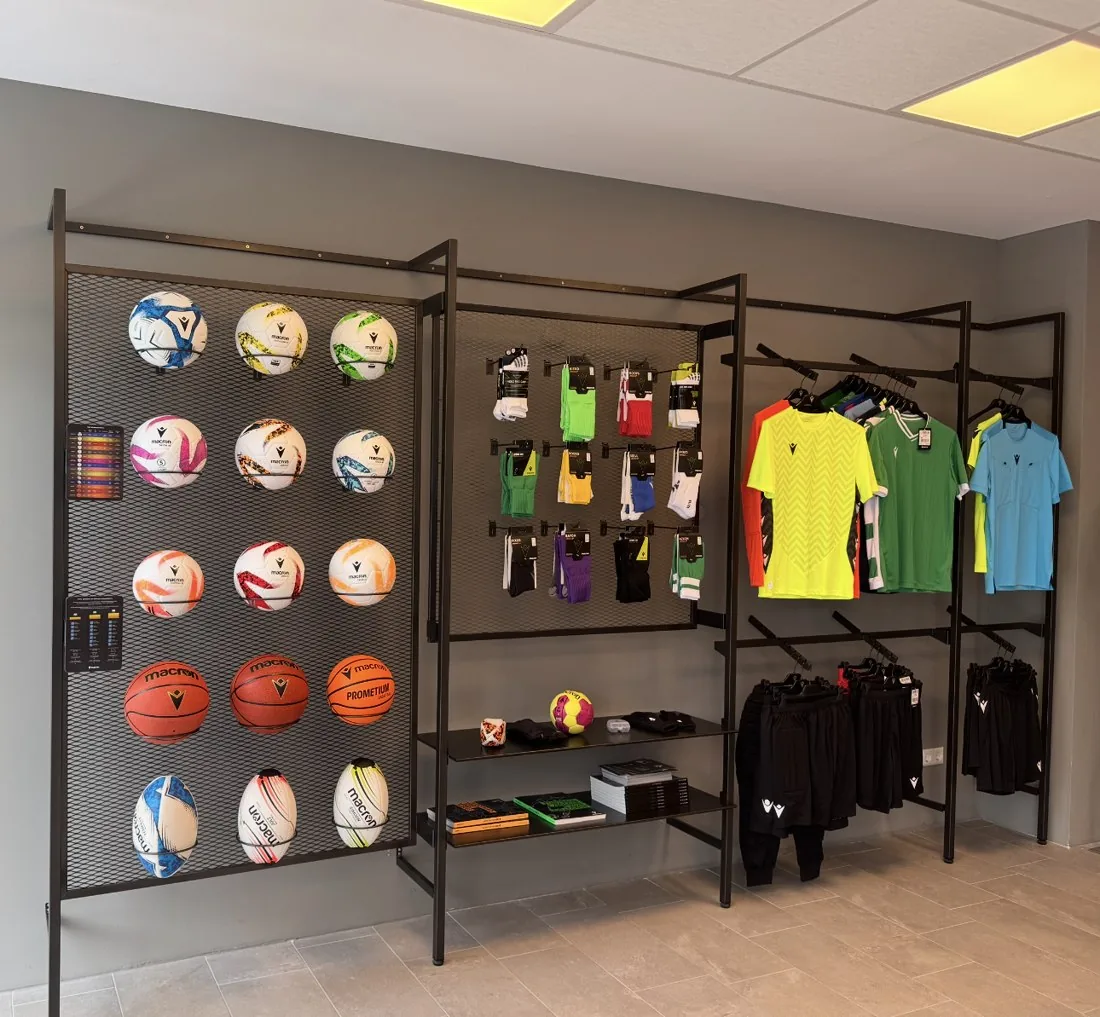 Macron Sports Hub — Produktwand im Showroom