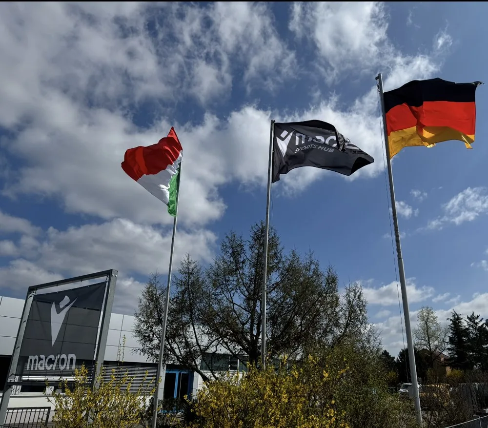 Macron Sports Hub Fahne vor dem Macron Headquarters in Bologna