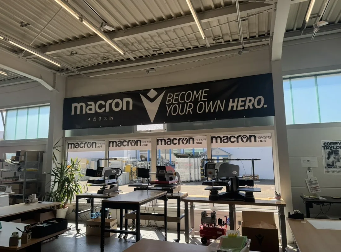 Macron Sports Hub — Print Lab Werkstatt mit Heißpressen